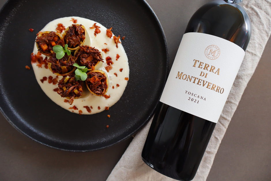 Gefüllte Paccheri mit Rinderragù, Parmesanschaum & Pancetta-Crunch x Terra di Monteverro