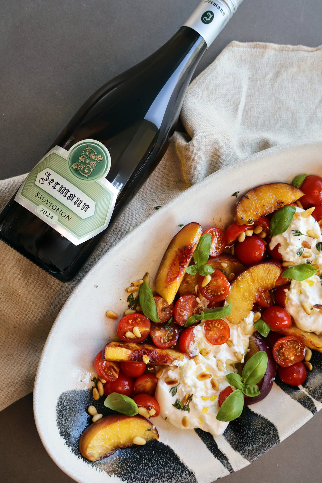 Gegrillter Pfirsich-Burrata-Salat x Jermann Sauvignon