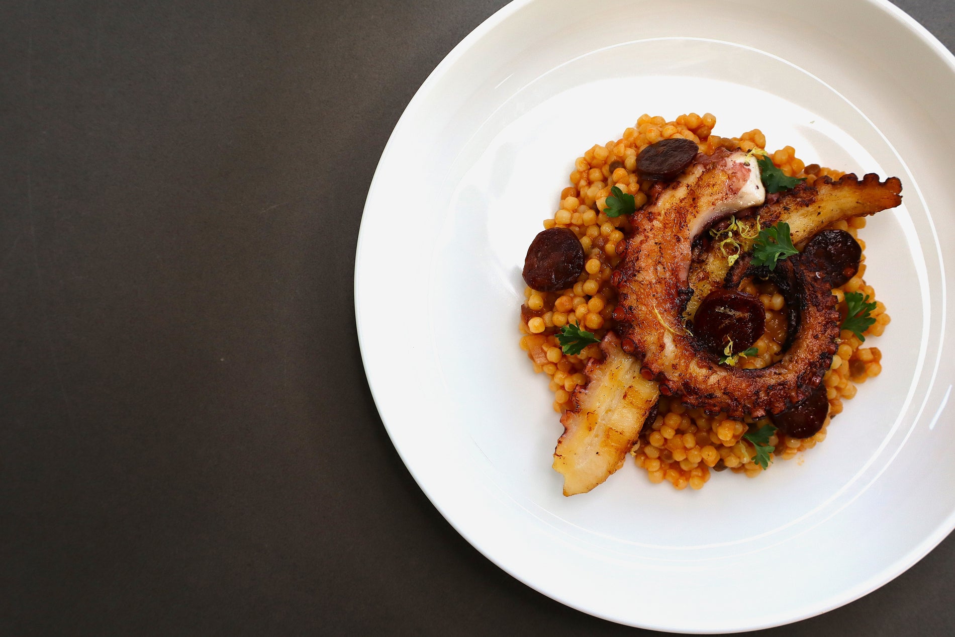 Fregola Sarda mit Chorizo Chips und Pulpo x Monteverro Vermentino